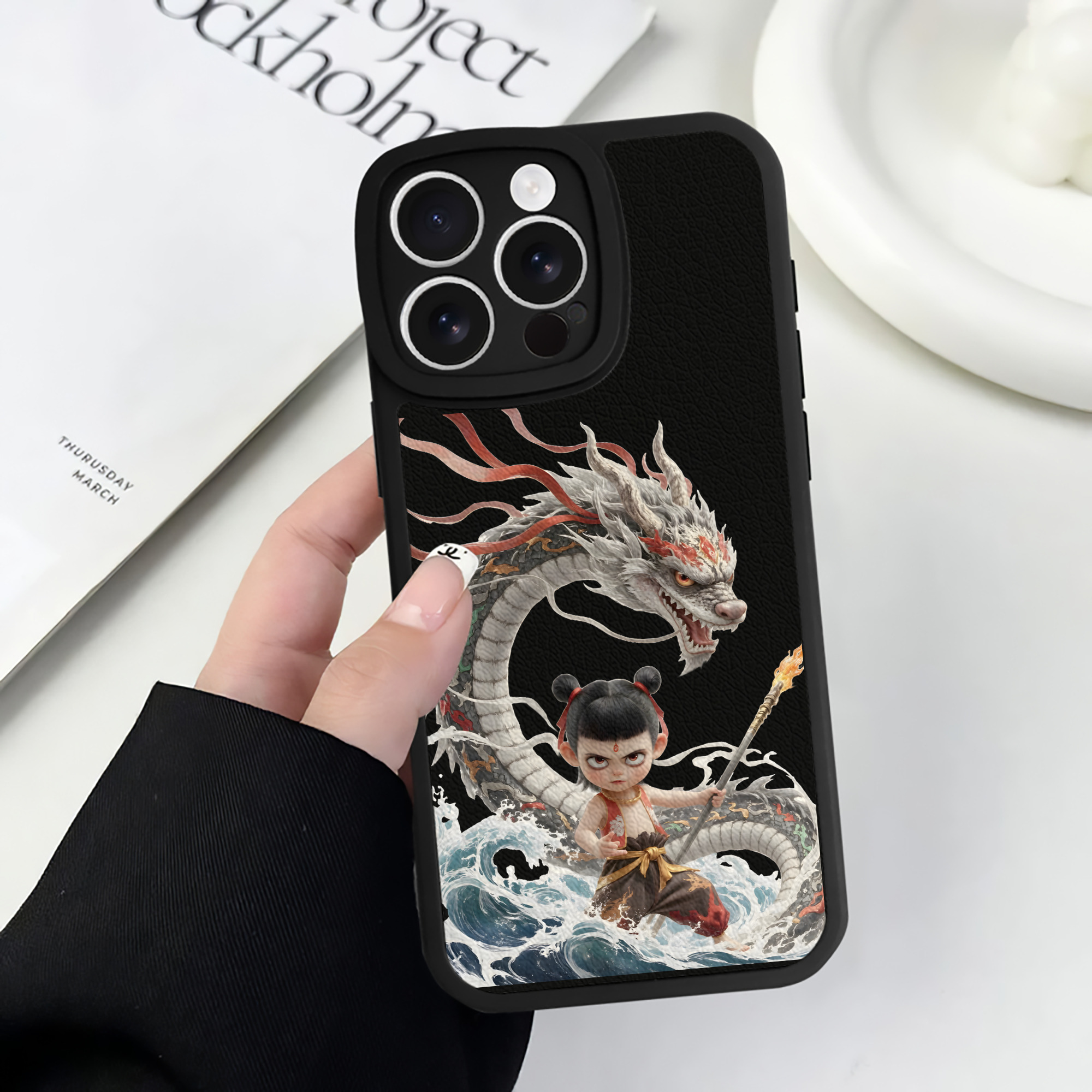（画像用） Ne Zha 2 ナタ 魔童の大暴れ 【iPhone 16シリーズ対応】シリコンスマホケース（レザー調） 材質：シリコン